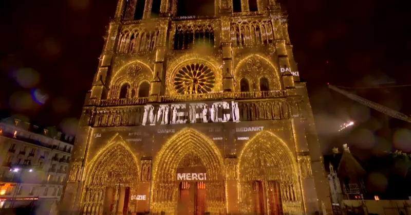Fleur de lys de notre-dame de paris apres reconstruction